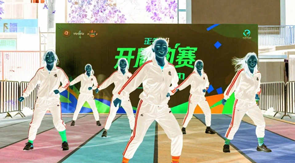 যে মেডেলের পাশে ঘড়ির সময় লেখা রইল না